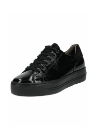 Baskets en cuir verni noir avec un bout rond, surface texturée, semelle épaisse noire et lacets plats. Présente un design profil bas.