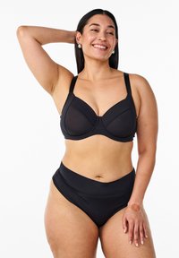 Crni bikini set s čvrstim, podstavljenim grudnjakom s mrežastim panelima i visokim gaćicama. Glatka, meka tkanina, minimalistički dizajn.