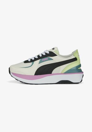 Zapatilla Puma en crema, negro, verde pastel y rosa con cordones blancos, suela blanca gruesa y logo en el lateral y la lengüeta, vista desde el lado exterior.