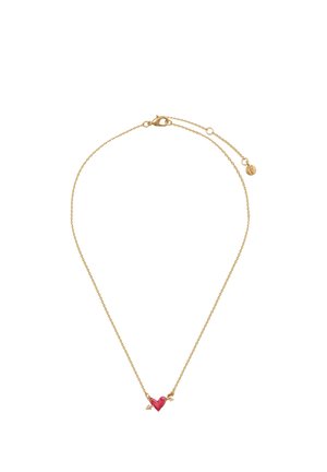 Delikatny złoty łańcuszek z małą czerwoną zawieszką w kształcie serca, przebitą złotą strzałą na środku, z zapięciem na karabińczyk.