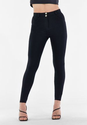 Leggings neri elasticizzati con vita alta, caratterizzati da una texture liscia, due tasche frontali e due bottoni dorati in vita.