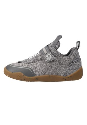 Grauer Slip-On-Sneaker mit strukturiertem Stoff, Gummisohle mit bunten Sprenkeln, elastischem Riemen und Zuglaschen an Zunge und Ferse.