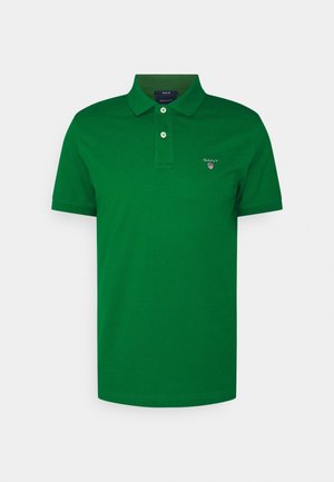 Grünes Poloshirt mit kurzen Ärmeln, zwei Knöpfen und kleinem, auf der linken Brust aufgesticktem GANT-Logo.