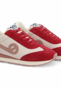 Baskets rouges et beiges avec une tige en mesh, des accents en suède, un détail de logo rond et une semelle en caoutchouc rose. Caractéristiques de lacets rouges et d'une étiquette à carreaux.