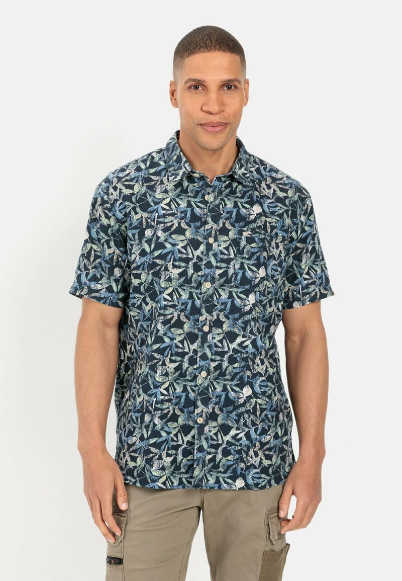 Korte mouwen, button-up shirt in donkerblauw met groene en lichtblauwe bladeren patronen, gemaakt van lichtgewicht stof, met een klassieke kraag.