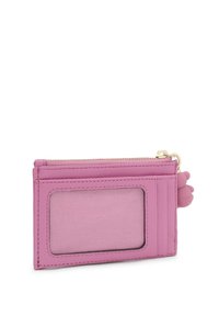 Różowy skórzany portfel z przezroczystą kieszonką na identyfikator, złotym zamkiem błyskawicznym i gumowym akcentem w kształcie misia. Charakteryzuje się gładką fakturą i kompaktowym designem.