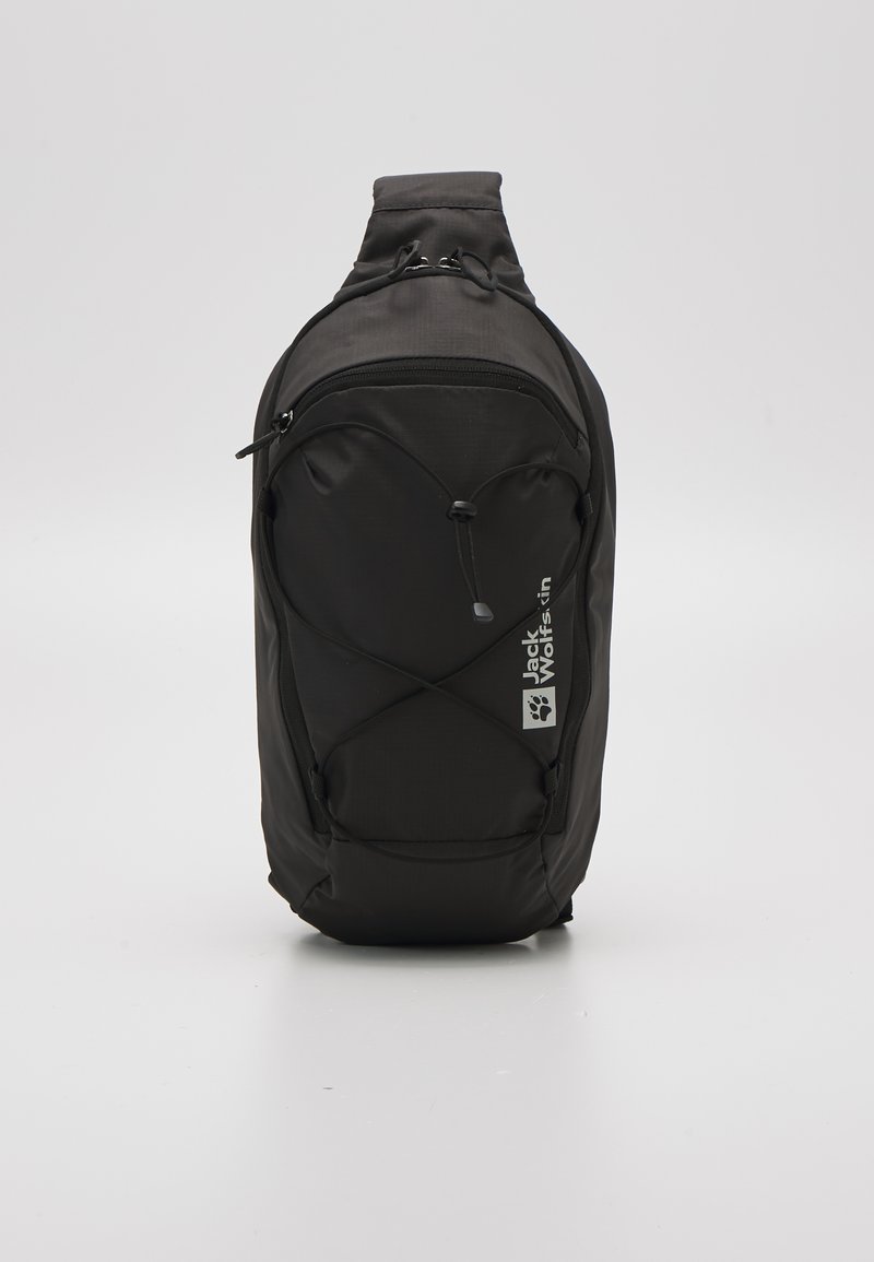 Zwarte compacte schouderrugzak met ritssluitingen en een verstelbare riem, met een Jack Wolfskin-logo op het voorvak.