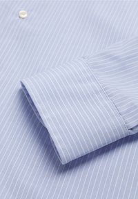 Lichtblauw overhemd met verticale witte strepen, een button-down kraag en een gladde textuur met een opgerolde manchet.