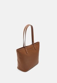 Borsa tote in pelle marrone con texture liscia, doppie maniglie, forma rettangolare e design minimalista. Nessun hardware o motivo visibile.