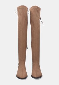 Botas de ante color beige hasta la rodilla con punta afilada, cordones en la parte posterior y dos cremalleras laterales, que cuentan con una textura elegante y un acabado suave.