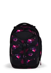 Schwarzer Rucksack mit floralen Mustern in Rosa- und Lilatönen, ausgestattet mit einem Reißverschluss vorne, gepolsterten Trägern und einem strukturierten Boden für Langlebigkeit.