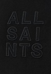 Tessuto nero con un design testuale in rilievo "ALL SAINTS", caratterizzato da una finitura opaca e una texture leggermente in rilievo. Stile semplice e minimalista.