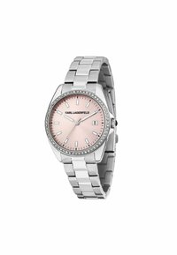 Orologio in metallo argenteo con quadrante rotondo rosa, indici delle ore argentati e display della data. Cassa incastonata con piccoli cristalli trasparenti. Bracciale a maglie striate.