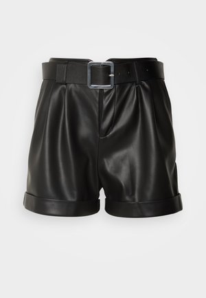 Pantalones cortos de cuero negro con una cinturilla ancha y una hebilla plateada. Presenta un frente con pliegues y puños enrollados. Textura suave y diseño a medida.