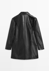 Zwarte leren jas met een gestructureerde afwerking, enkelvoudige sluiting, lange mouwen en een notch-kraag, getoond van achteren.