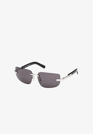 Ocazie de soare pentru femei cu rame din plastic negru, lentile rectangulare de culoare închisă, accente argintii pe brațe și un design geometric elegant.