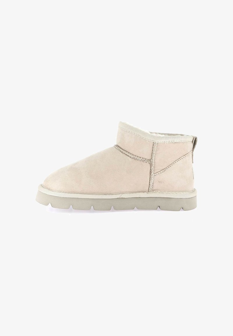 Stivaletti alla caviglia in camoscio beige con punta arrotondata, dettagli cuciti, morbida fodera e suola in gomma con motivo antiscivolo.