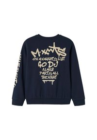 Sudadera azul marino con texto en estilo graffiti beige que dice "Mxnts! en una lista traviesa ¡Ve DJ Claus, fiesta toda la noche" en la parte posterior y la manga.
