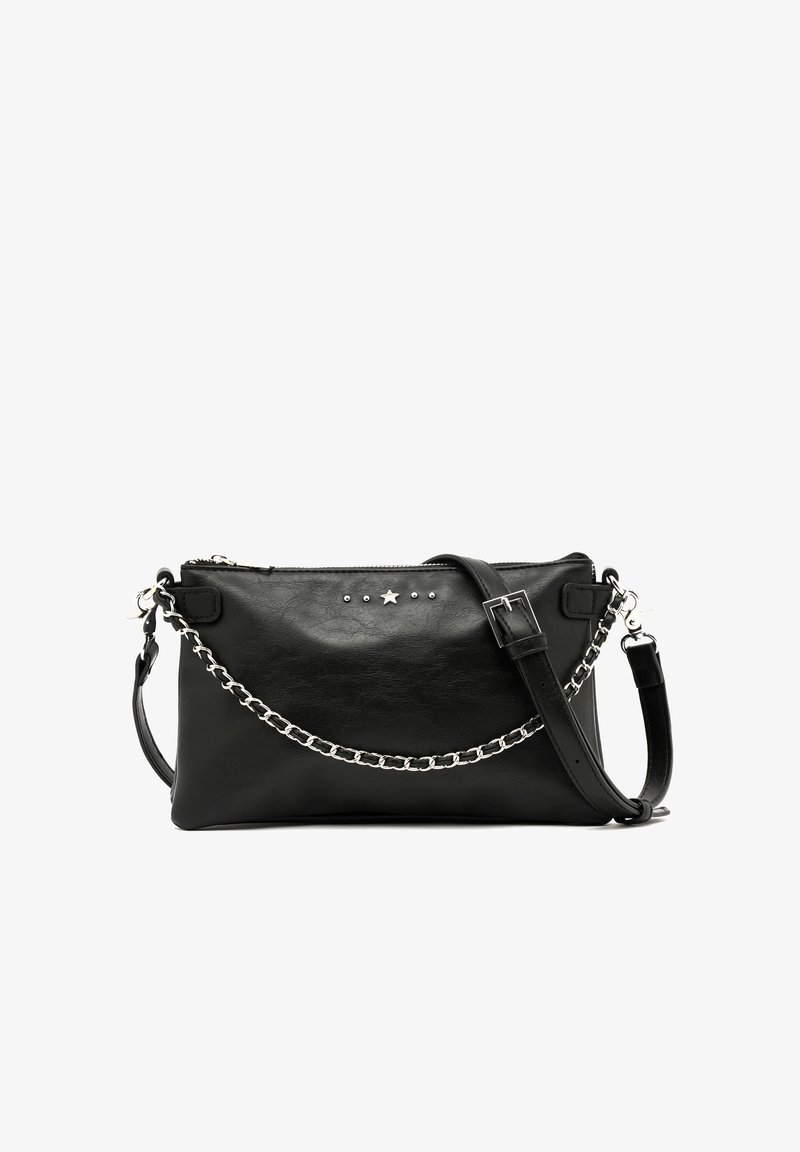 Černá kožená crossbody taška s hladkým povrchem, se stříbrným řetězovým popruhem, hvězdicovými a hřebíkovými detaily na přední straně, se zipovým uzávěrem.