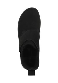 Botín negro hasta el tobillo hecho de ante con una superficie suave, punta redondeada y correa lateral. Presenta un interior acolchado y una lengüeta para facilitar el calzado.