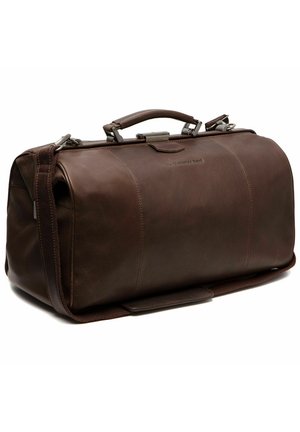 Braune Leder-Duffel-Tasche in rechteckiger Form, mit zwei Griffen und einem abnehmbaren Schultergurt. Sie zeichnet sich durch feine Nähte und einen Metallverschluss aus.
