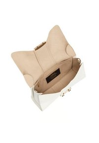 Witte leren handtas met gouden hardware, met een bisque binnenkant en een brede open ontwerp. Label zichtbaar aan de binnenkant. Beide zijden hebben afgeronde kleppen.