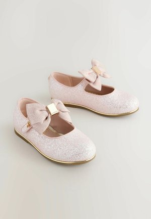 Glitrende lyserøde balletflade sko med rund tå, udskårne sider, en stor sløjfedetalje og en gulddetalje på sløjfen.