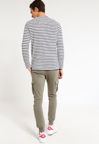 Urban Classics CARGO  - Treniņtērpa apakšdaļas - olive