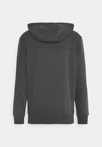 Sweat-shirt à capuche gris foncé vu de dos, avec manches longues et bords côtelés aux poignets et à l'ourlet sur un fond uni.