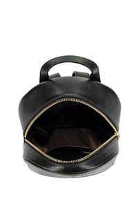 Černý kožený batoh s texturovaným povrchem, horním madlem a dvěma ramenními popruhy. Obsahuje zlatý zip a prostorný vnitřek.