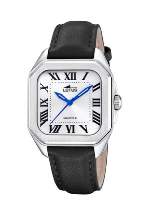 Reloj de cuarzo con caja cuadrada de plata, números romanos negros, agujas azules y correa de cuero negra. Presenta un reloj con una esfera plateada texturada.