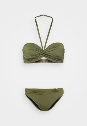 Bikini set u maslinastoj zelenoj boji izrađen od glatkog materijala; bandeau gornji dio s uvijenim dizajnom i podesivim naramenicama, odgovarajući donji dio bikinija s niskim strukom.
