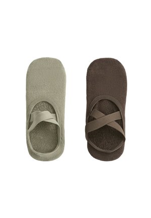 Deux chaussons tricotés à enfiler, un vert sauge et un brun foncé, présentés de dessus avec des bandes élastiques croisées.