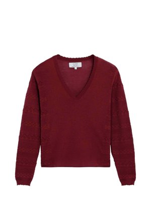 Suéter burdeos de manga larga con cuello en V, patrones geométricos texturizados en las mangas y puños y cuello acanalados.