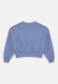 Σατέν μπλε cropped φούτερ με μακριά μανίκια, ριμπ τ neckline και μανσέτες, και μαζεμένο στρίφωμα. Λείος υφασμάτινος περίβολος, απλός σχεδιασμός χωρίς μοτίβα.