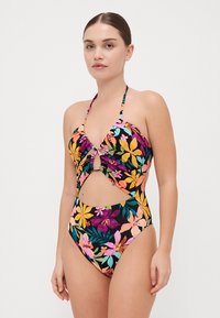 Bloemige badpak met meerkleurige bloemen op een zwarte achtergrond, halternek ontwerp, uitsnijdingen aan de zijkanten en een gedraaid front met een keyhole-detail.