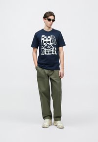 Nike Sportswear TEE CLOUD - Nyomott mintás póló - obsidian