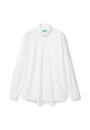 Bílá košile s dlouhým rukávem a knoflíkovým zapínáním, bavlněná látka, klasický límec, jedno přední kapsa a jemná textura, s knoflíkovou légií a manžetami.