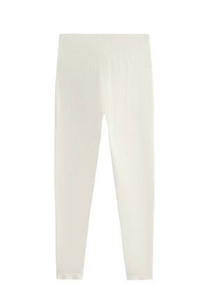 Fehér leggings könnyű, rugalmas anyagból készült. Széles, puha derékpánttal rendelkezik, és sima, testhez simuló lábai vannak, látható varratok nélkül.