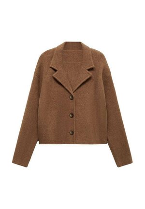 Hnedá vlnená skrátená bunda s klapkovým golierom, obsahujúca štyri gombíky, spustené plecia a chlpato vyzerajúcu textúru.