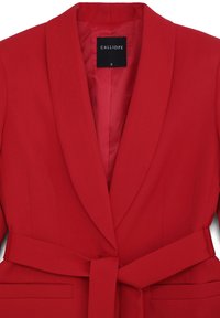 Blazer rosso su misura con colletto sciallato, cintura in vita, e due tasche frontali a filetto, taglia S, marca Calliope.