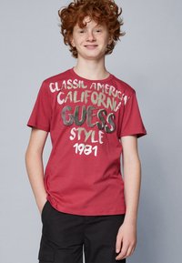 Guess JUNIOR BOY - Triko s potiskem - splatter red