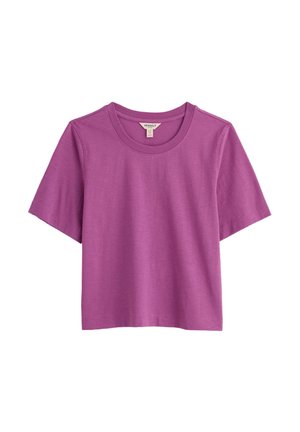 T-shirt violet à manches courtes avec col rond, style court, design uni, en tissu doux, avec une étiquette de marque visible à l'intérieur du col.