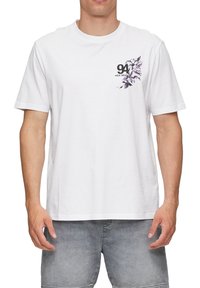 QS MIT BRUST - T-Shirt print - weiß