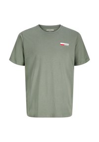Απλό πράσινο T-shirt με κοντά μανίκια, με μικρό κόκκινο και λευκό ορθογώνιο λογότυπο που γράφει "Jack & Jones" στην αριστερή πλευρά του στήθους.