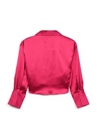 Camicia cropped di raso fucsia con colletto, maniche lunghe e polsini con bottoni. Texture liscia e colore vivace, che enfatizza un design contemporaneo.