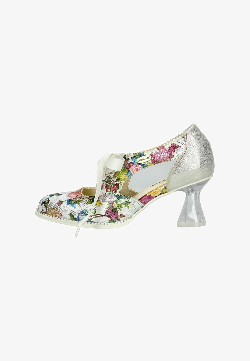Zapato con estampado floral en blanco con detalles en plata, tacón bloque transparente, cordones de cinta y diseño de puntera recortada.