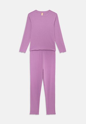Fioletowy komplet piżamowy wykonany z miękkiego materiału. Długo-sleeve top z okrągłym dekoltem i falbaniastymi brzegami, w zestawie z pasującymi spodniami.