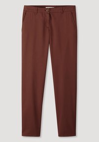 Hnědé chino kalhoty vyrobené z látky s hladkým povrchem. Mají zapínání na knoflík, přední kapsy a přiléhavý střih.