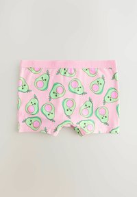 Rosa boxershorts med et gentaget mønster af avokadoer i grønne nuancer, sorte øjne og en lys rosa elastik med påskriften "NEXT."